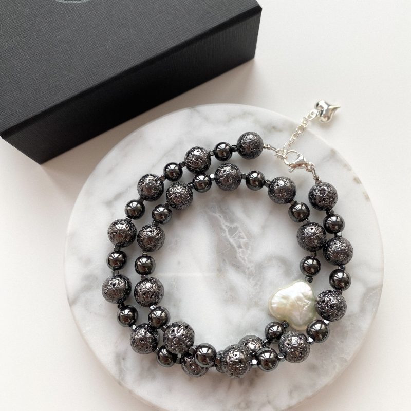 Чокер из гематита, вулканической лавы и жемчуга - фото 2